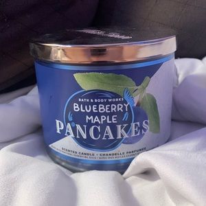 NEW Bath and body works 3-wick blueberry maple pancakes candle